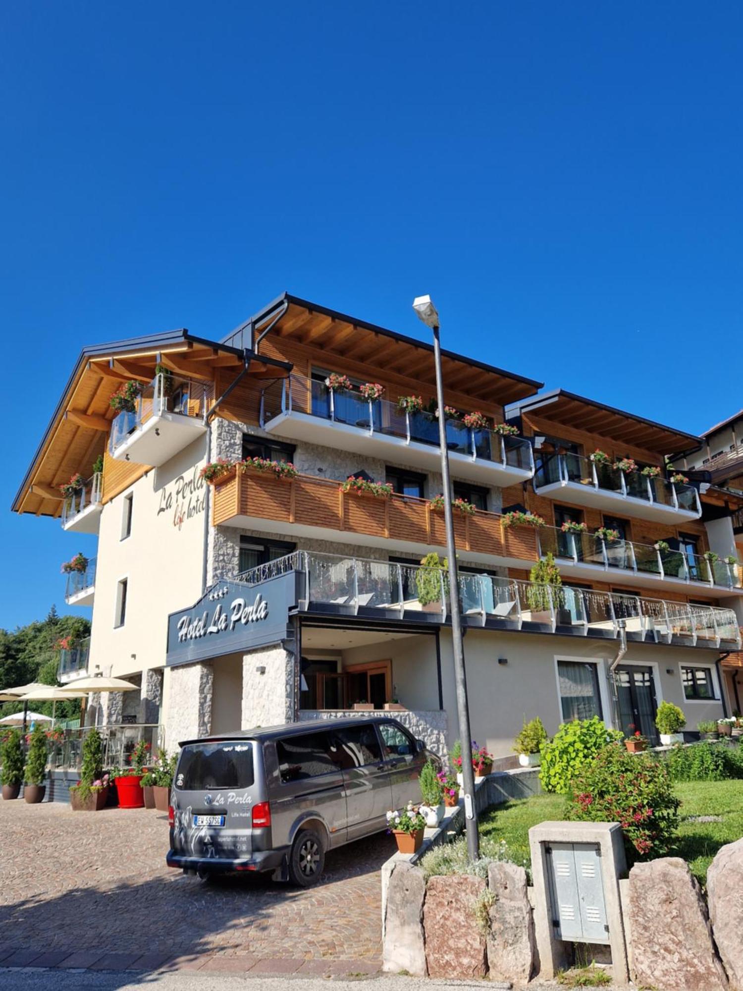 Hotel La Perla Andalo Bagian luar foto