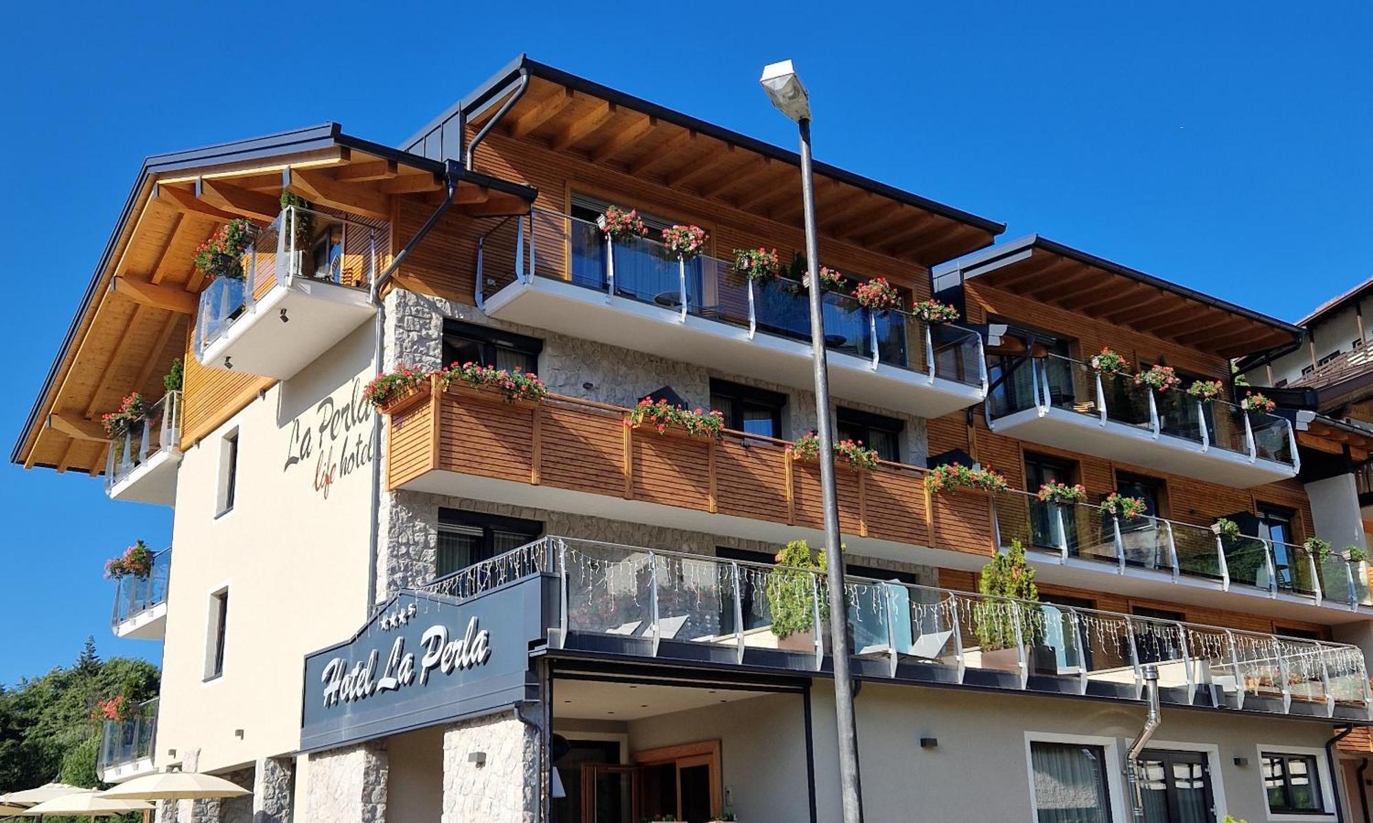 Hotel La Perla Andalo Bagian luar foto