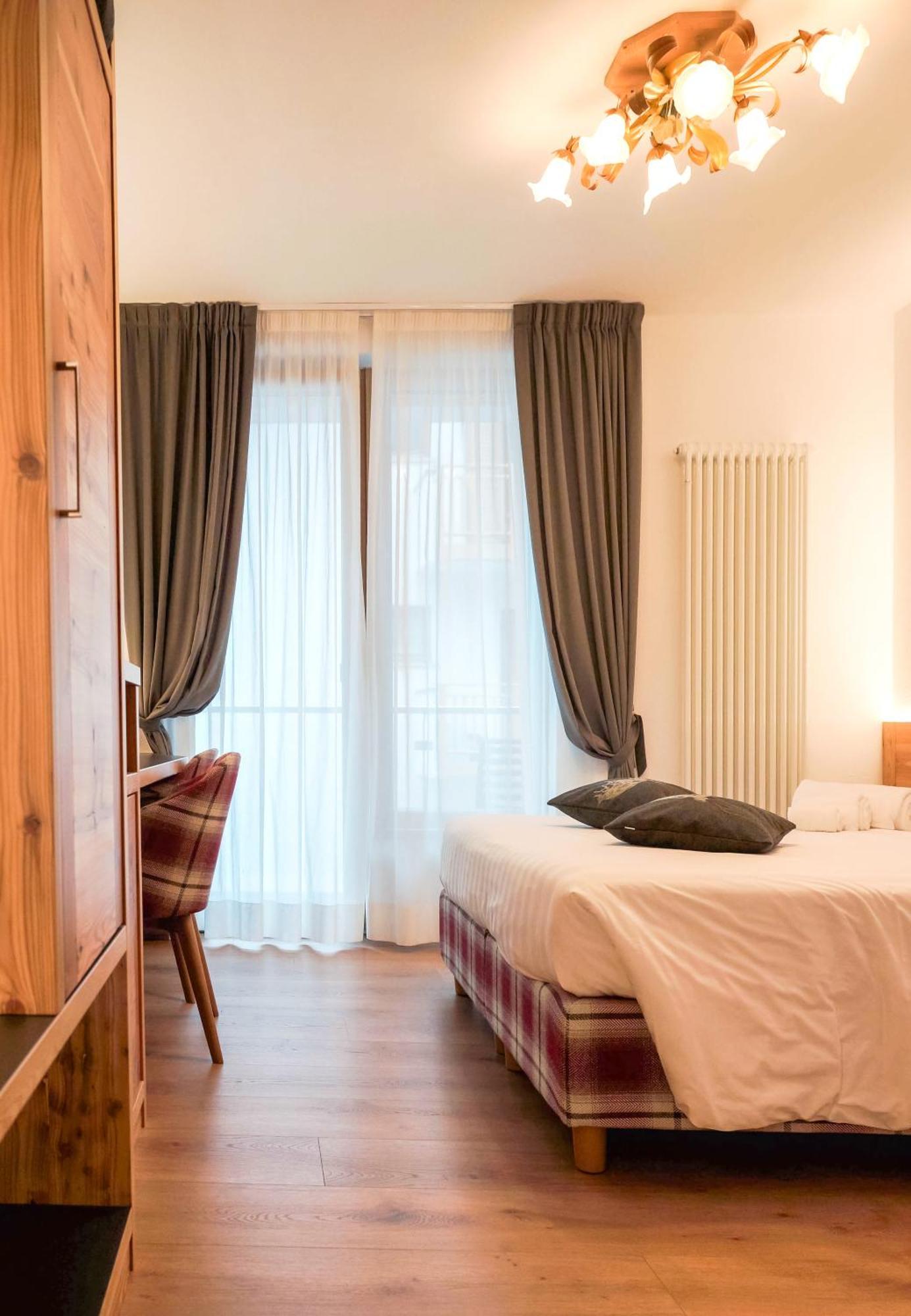 Hotel La Perla Andalo Bagian luar foto