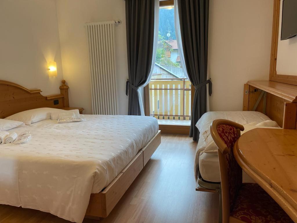 Hotel La Perla Andalo Bagian luar foto