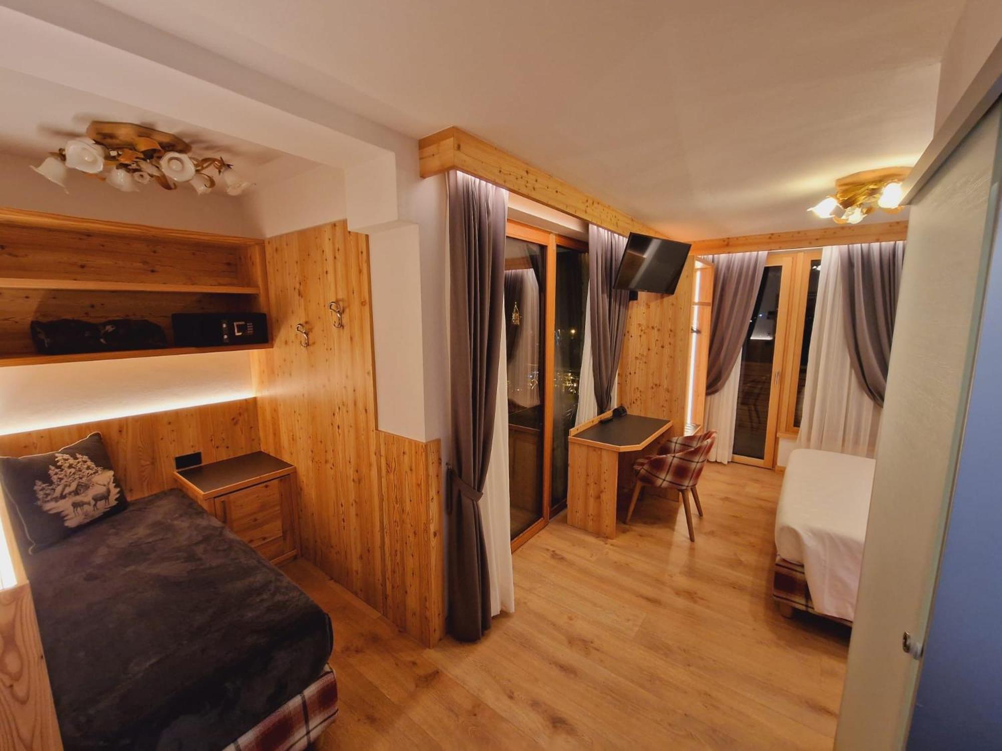 Hotel La Perla Andalo Bagian luar foto
