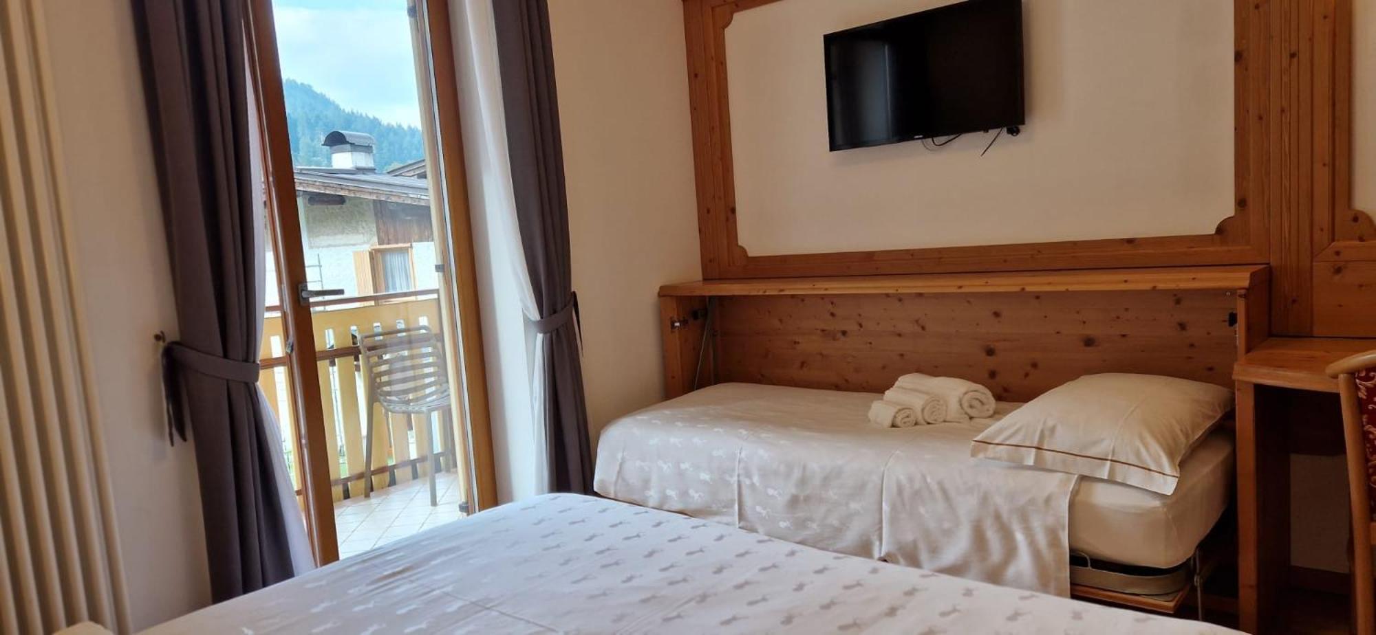 Hotel La Perla Andalo Bagian luar foto