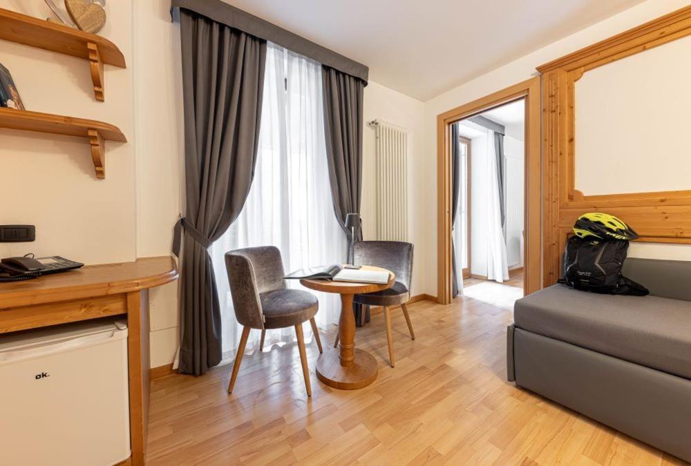 Hotel La Perla Andalo Bagian luar foto
