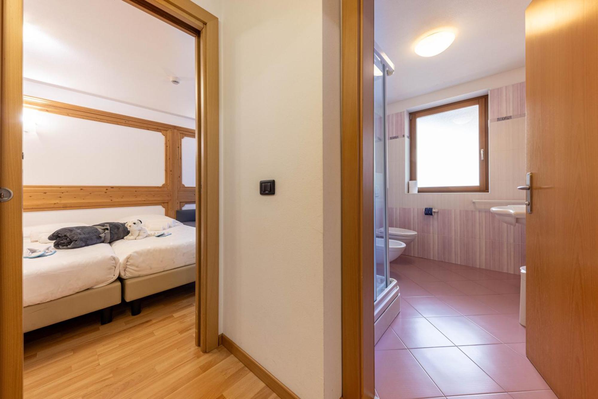 Hotel La Perla Andalo Bagian luar foto